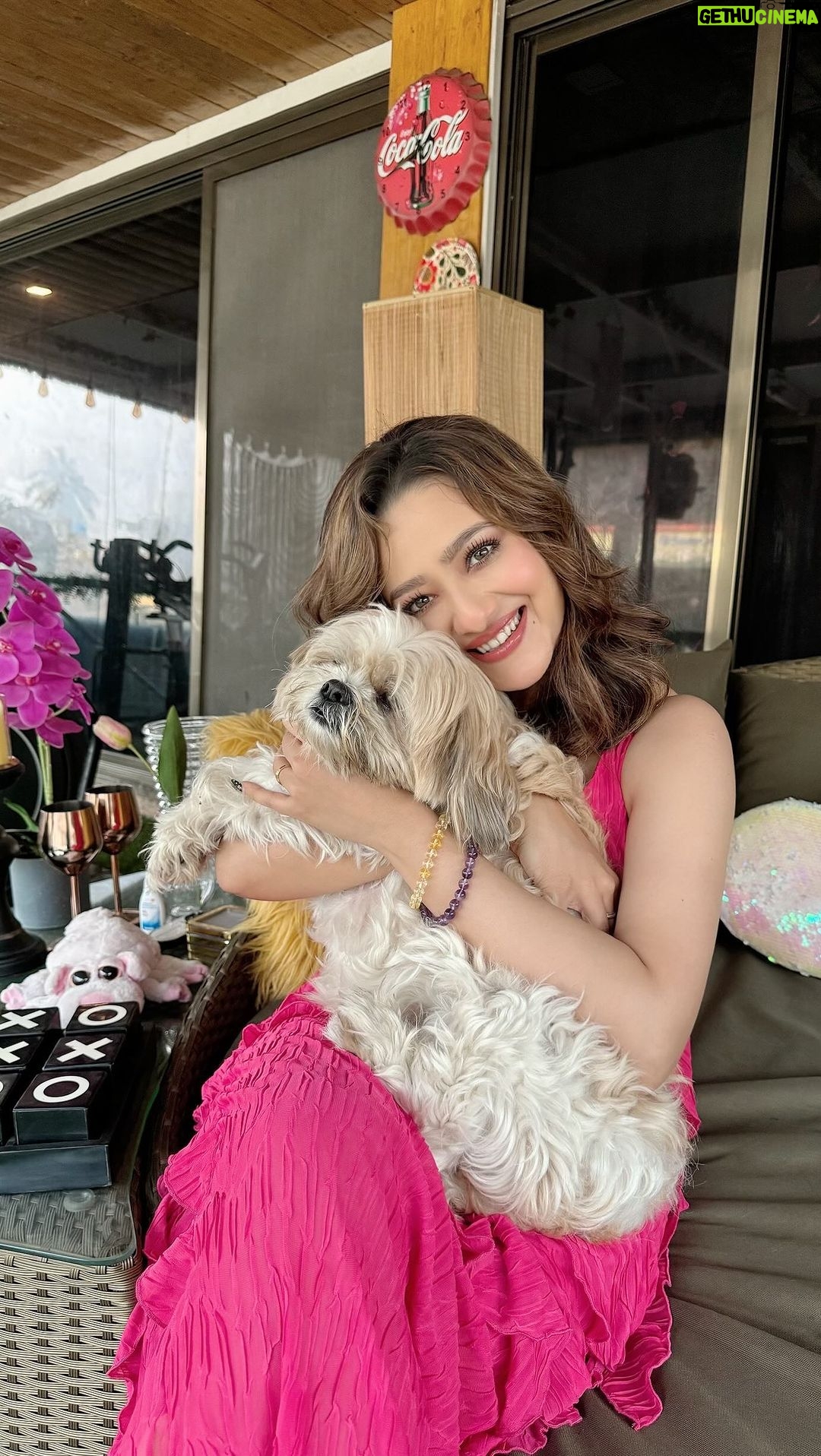 Madalsa Sharma Instagram - Samay - Samay ki baat hai….🕰️🤣✨ See how handy the X n O is!😍@ashleshasavant . . . . #reels #reelsinstagram #madalsasharma #kavya #videooftheday #instadaily #instavideo #instagood #instamood #mood #trending #trendingreels #reelitfeelit #reelkarofeelkaro #reeloftheday #reelit #love #actorslife