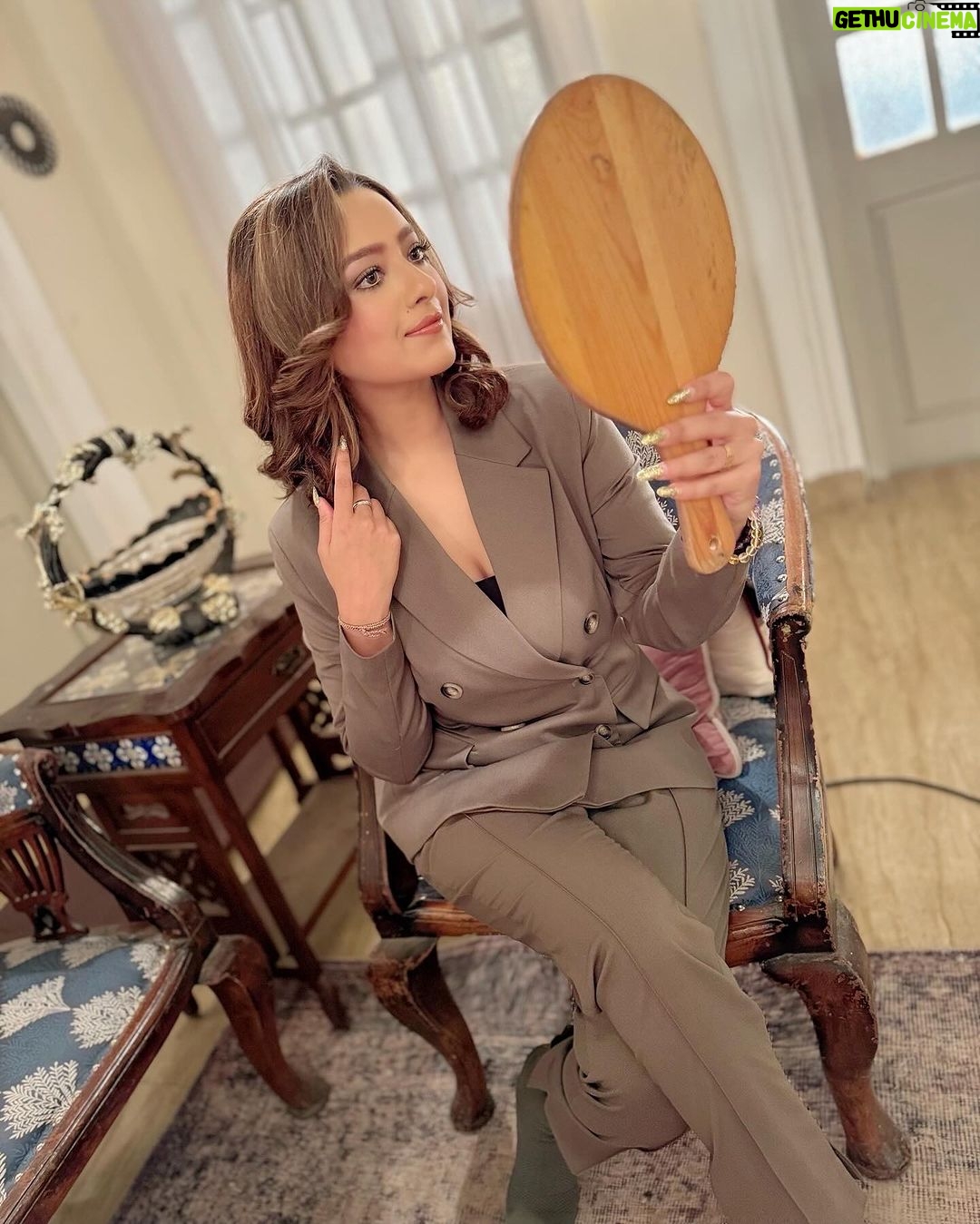Madalsa Sharma Instagram - Channeling my inner boss babe✨ . . . . #quoteoftheday #thoughtoftheday #madalsasharma #kavya #picoftheday #postoftheday #instadaily #instapic #instagood #instamood #mood #love #actorslife