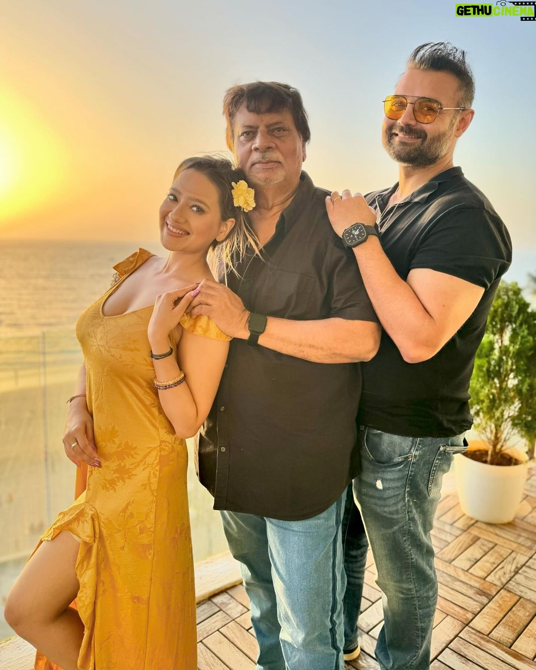 Madalsa Sharma Instagram - Happy Birthday Papuleeee❤️🎂🥰😍 We love you soooo much❤️❤️❤️❤️ I love being your little girl❤️❤️ . . . . #familia #happybirthday #papa #love #madalsasharma #sheelasharma #mimohchakraborty #subhashsharma #birthdayboy #us