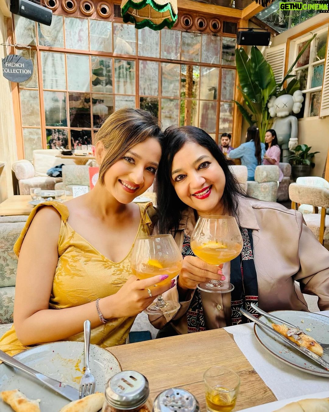 Madalsa Sharma Instagram - Happy Birthday Papuleeee❤️🎂🥰😍 We love you soooo much❤️❤️❤️❤️ I love being your little girl❤️❤️ . . . . #familia #happybirthday #papa #love #madalsasharma #sheelasharma #mimohchakraborty #subhashsharma #birthdayboy #us