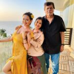 Madalsa Sharma Instagram - Happy Birthday Papuleeee❤️🎂🥰😍 We love you soooo much❤️❤️❤️❤️ I love being your little girl❤️❤️ . . . . #familia #happybirthday #papa #love #madalsasharma #sheelasharma #mimohchakraborty #subhashsharma #birthdayboy #us