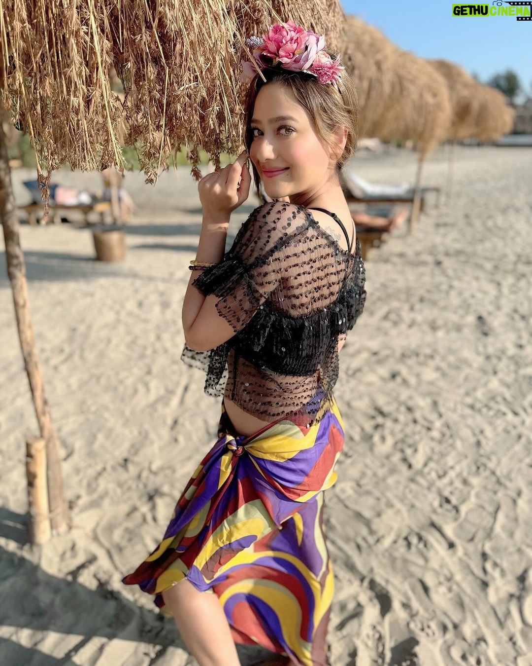 Madalsa Sharma Instagram - When Monday feels like Sunday☀️🧴🌅🏖️ . . . . #beachgirl #islandlife #madalsasharma #instamood