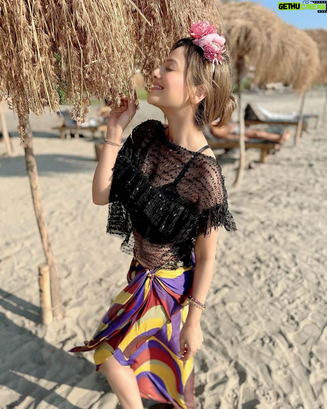 Madalsa Sharma Instagram - When Monday feels like Sunday☀️🧴🌅🏖️ . . . . #beachgirl #islandlife #madalsasharma #instamood