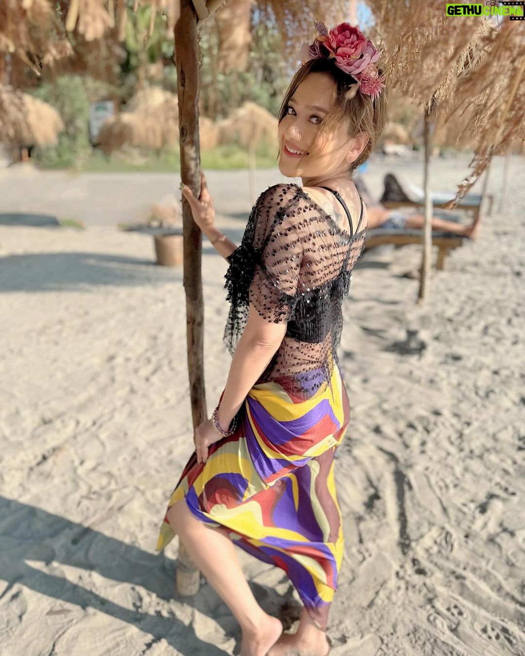 Madalsa Sharma Instagram - When Monday feels like Sunday☀️🧴🌅🏖️ . . . . #beachgirl #islandlife #madalsasharma #instamood