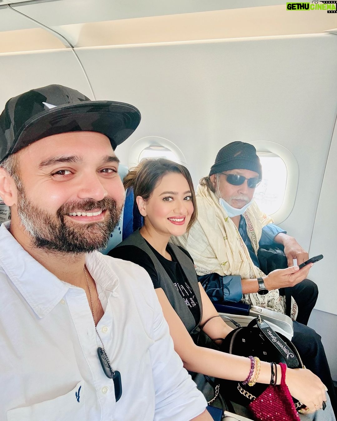 Madalsa Sharma Instagram - ✈️ . . . . #familia #love