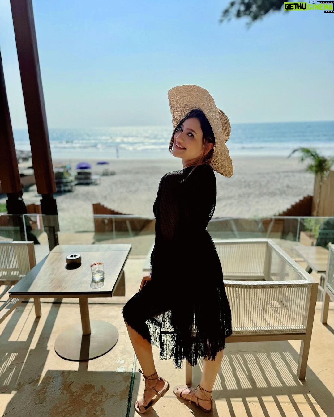 Madalsa Sharma Instagram - Beach date anyone?ποΈβοΈπΉπ Didnβt know you could click like this πΈπ @ajay_1208 . . . . #valentines #week #madalsasharma #kavya #beach #beachlife #islandgirl #tropical #picoftheday #postoftheday #instadaily #instapic #instagood #instamood #mood #love #actorslife