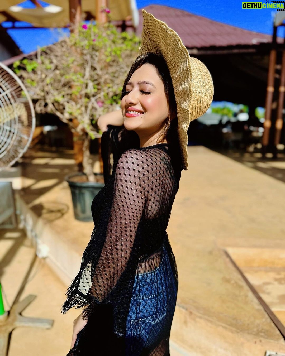 Madalsa Sharma Instagram - Beach date anyone?ποΈβοΈπΉπ Didnβt know you could click like this πΈπ @ajay_1208 . . . . #valentines #week #madalsasharma #kavya #beach #beachlife #islandgirl #tropical #picoftheday #postoftheday #instadaily #instapic #instagood #instamood #mood #love #actorslife