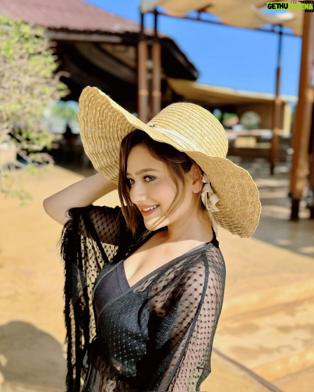 Madalsa Sharma Instagram - Beach date anyone?ποΈβοΈπΉπ Didnβt know you could click like this πΈπ @ajay_1208 . . . . #valentines #week #madalsasharma #kavya #beach #beachlife #islandgirl #tropical #picoftheday #postoftheday #instadaily #instapic #instagood #instamood #mood #love #actorslife