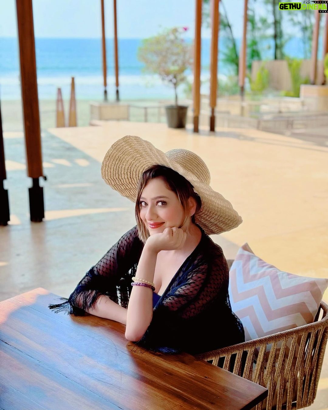 Madalsa Sharma Instagram - Beach date anyone?ποΈβοΈπΉπ Didnβt know you could click like this πΈπ @ajay_1208 . . . . #valentines #week #madalsasharma #kavya #beach #beachlife #islandgirl #tropical #picoftheday #postoftheday #instadaily #instapic #instagood #instamood #mood #love #actorslife