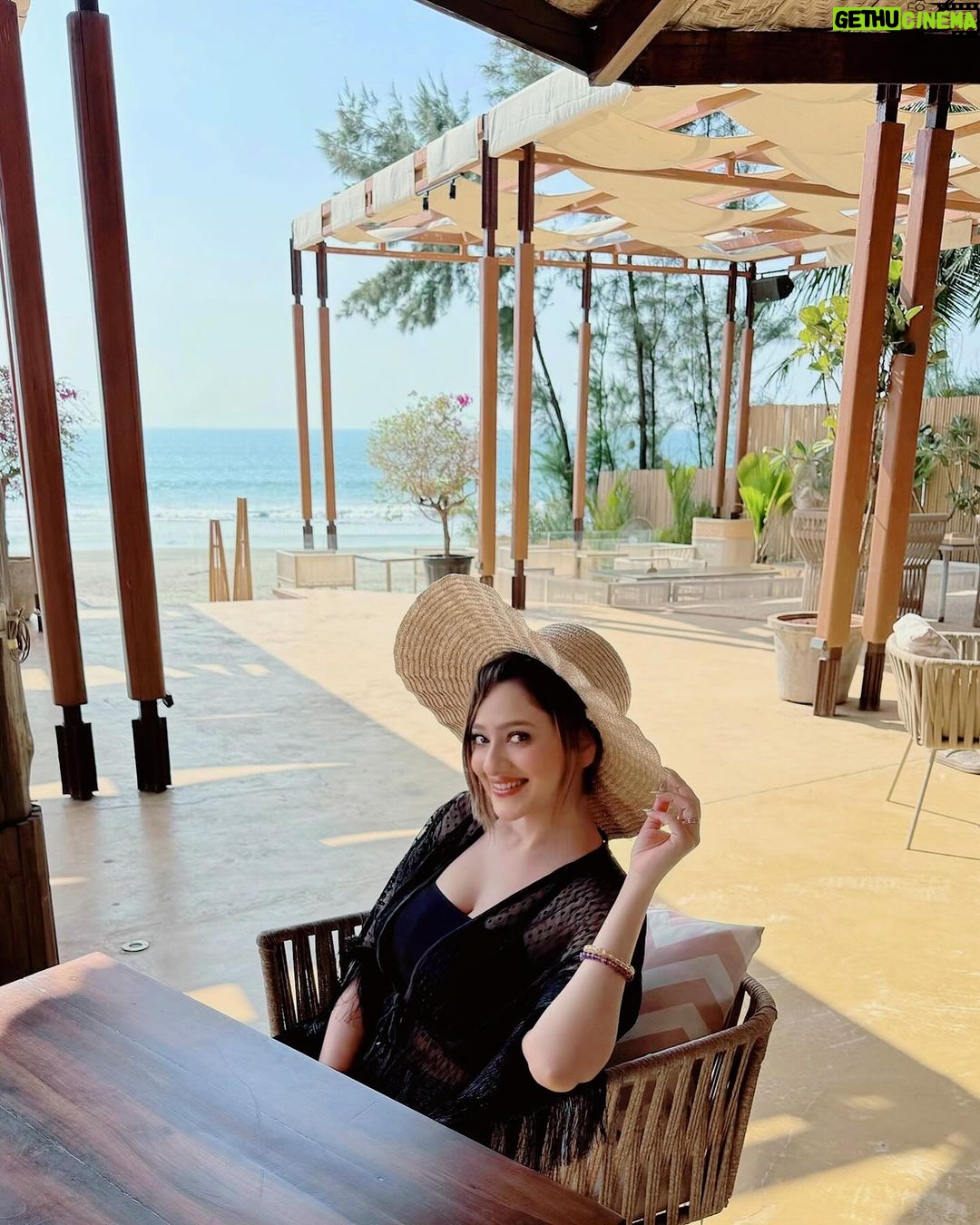 Madalsa Sharma Instagram - Beach date anyone?ποΈβοΈπΉπ Didnβt know you could click like this πΈπ @ajay_1208 . . . . #valentines #week #madalsasharma #kavya #beach #beachlife #islandgirl #tropical #picoftheday #postoftheday #instadaily #instapic #instagood #instamood #mood #love #actorslife