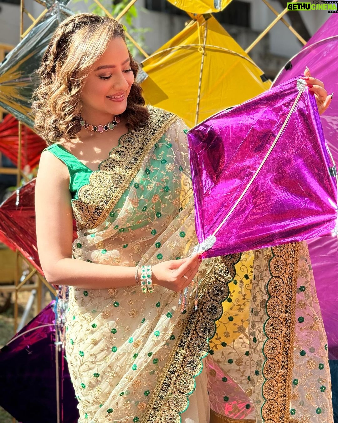 Madalsa Sharma Instagram - Mere dil ki dor is always aap sabki aor🪁🩷🫶🧵 #HappyMakarsankranti