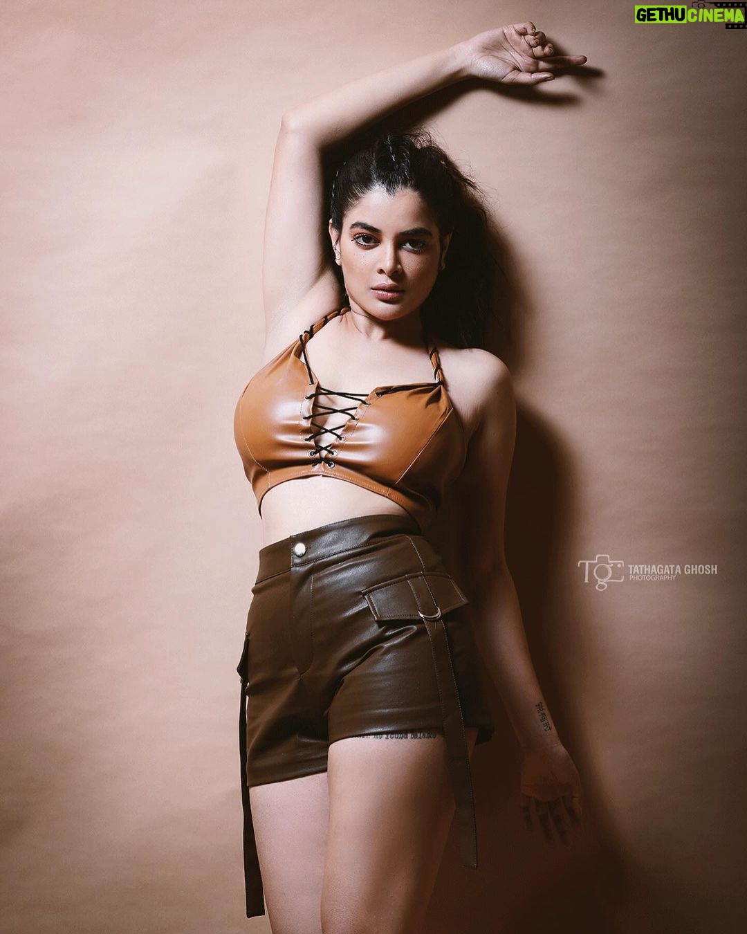 Madhumita Sarcar Instagram - @madhumita_sarcar @horeayan π @baban.islam.54 π @bhumii.makeup πββοΈ @surjaphotography @momentsy_photography Camera Canon R5 Lens Canon 70-200 2.8 #VibeWithCanon #CANwithCanon #TathagataGhoshPhotography @canonindia_official