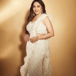 Madhuri Dixit Instagram - Own the monochrome ✨🤍 #friday #fridayvibes #photooftheday #photoshoot #dancedeewane #white #monochromeoutfit
