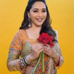 Madhuri Dixit Instagram - Usse kaho jaye chaand leke aae 🌙❤️🎶 #tuesday #tuesdaythoughts #reelsinstagram #reels #reelitfeelit #trending #trendingreels #trendingaudio #explore #explorepage