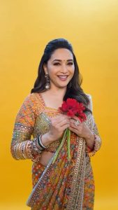 Madhuri Dixit Instagram - Usse kaho jaye chaand leke aae 🌙❤️🎶 #tuesday #tuesdaythoughts #reelsinstagram #reels #reelitfeelit #trending #trendingreels #trendingaudio #explore #explorepage