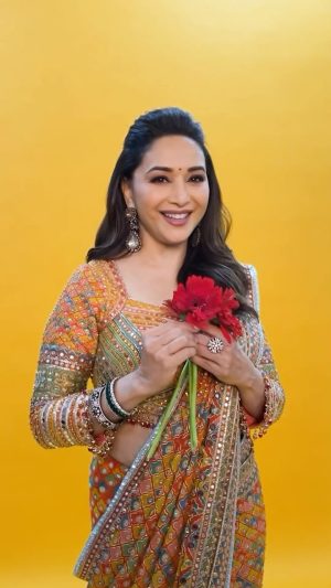 Madhuri Dixit Instagram - Usse kaho jaye chaand leke aae 🌙❤️🎶 

#tuesday #tuesdaythoughts #reelsinstagram #reels #reelitfeelit #trending #trendingreels #trendingaudio #explore #explorepage