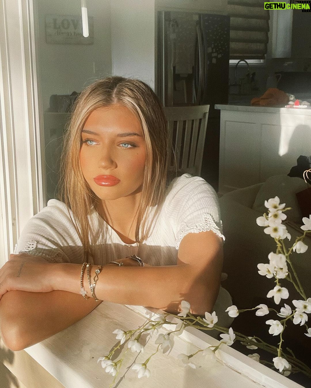Madison Lewis Instagram - 🦢 @instagram