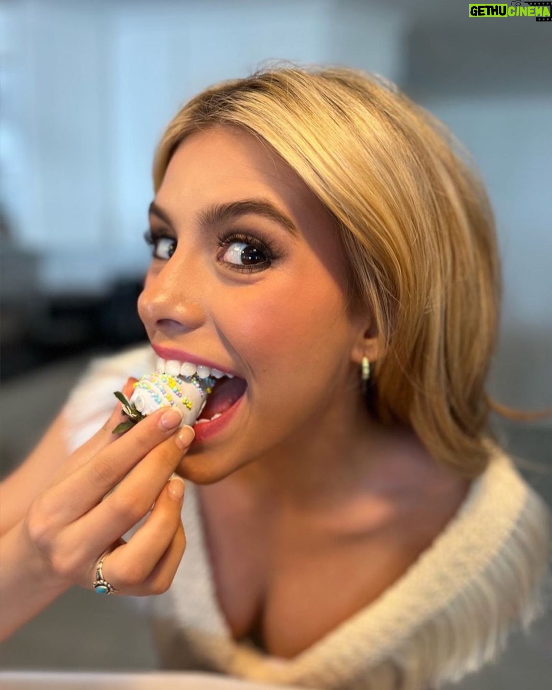 Madisyn Shipman Instagram - Yummy yummy Good Friday goodness @crumbles__patisserie 🐰✝️