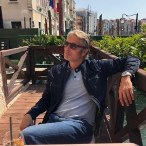 Mads Mikkelsen Instagram - 😎 Venezia.

@belstaff

#belstaff