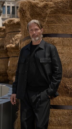 Mads Mikkelsen Instagram - Global Ambassador @theofficialmads attends the L’Oasi di Lino Summer 2024 Fashion Show. Held at the historic Piazza San Fedele in the heart of Milan, the Collection features Oasi Lino, the fibres of which @zegnaofficial commits to certifying as 100% traceable by 2024.

#ZEGNASS24 
#OASILINO