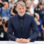 Mads Mikkelsen Instagram – 🎩 REGRAM: @brioni_official From the House of Brioni to yours
–
On what would have been the week of the 73rd Cannes Film Festival, Brioni looks back at some of its most iconic red carpet moments on the Croisette.
–
Mads Mikkelsen, 2018
Mads Mikkelsen attended the photocall of the film “Arctic” during the 71st edition of the Cannes Film Festival wearing a wool and silk Brioni bespoke tuxedo and a blue cotton shirt.
–
#Brioni #MadsMikkelsen #Cannes #TailoringLegends