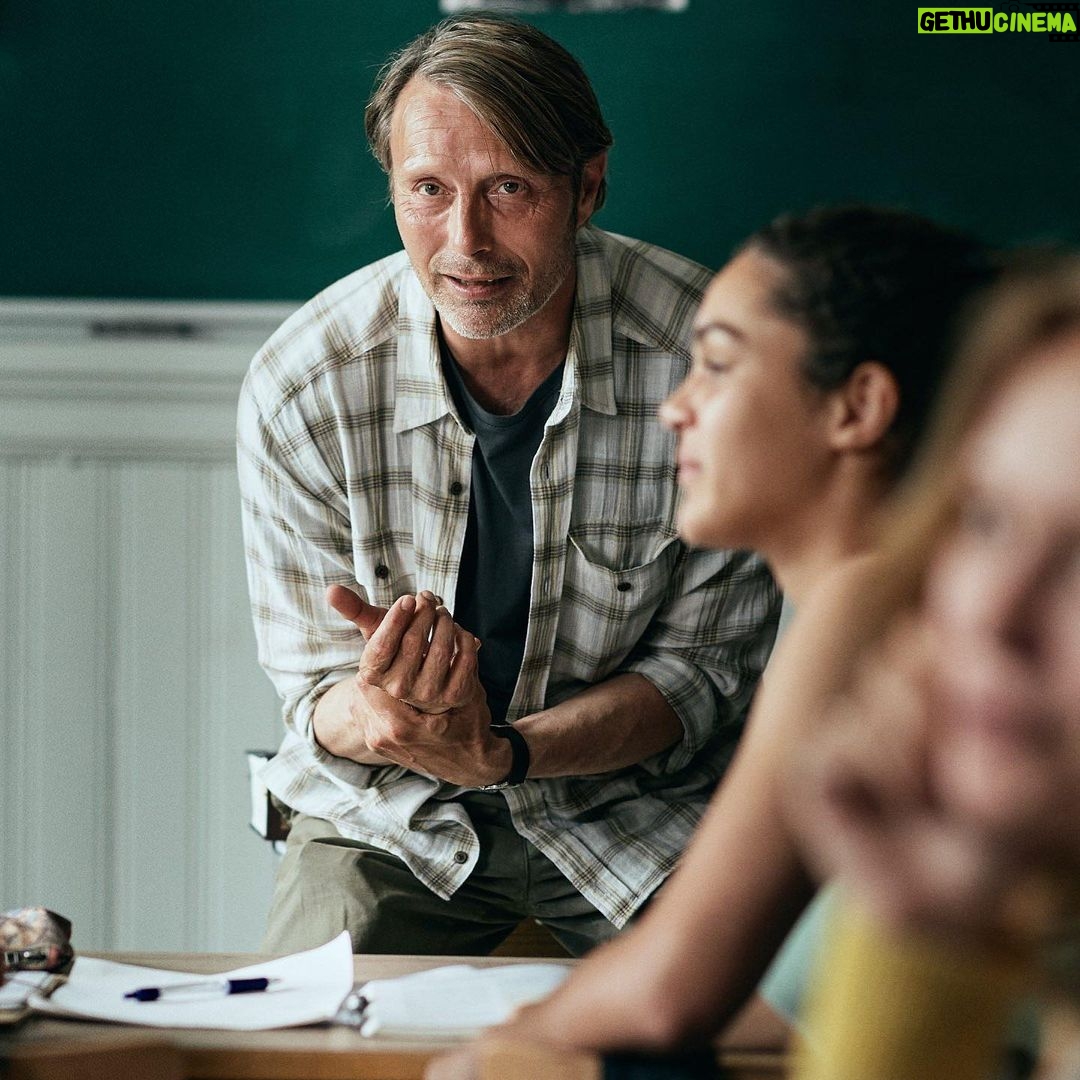 Mads Mikkelsen Instagram - 📰 "Mikkelsen adds to his gallery of unforgettable characters; we’ve seen so many handsome, charismatic actors turn to fake mustaches, bad haircuts and slovenly posture when they try to hide their light under a bushel, but Mikkelsen turns himself into a nebbishy failure in the subtlest ways possible." Read the full review on the Facebook, Twitter or Weibo page. #AnotherRound #Druk