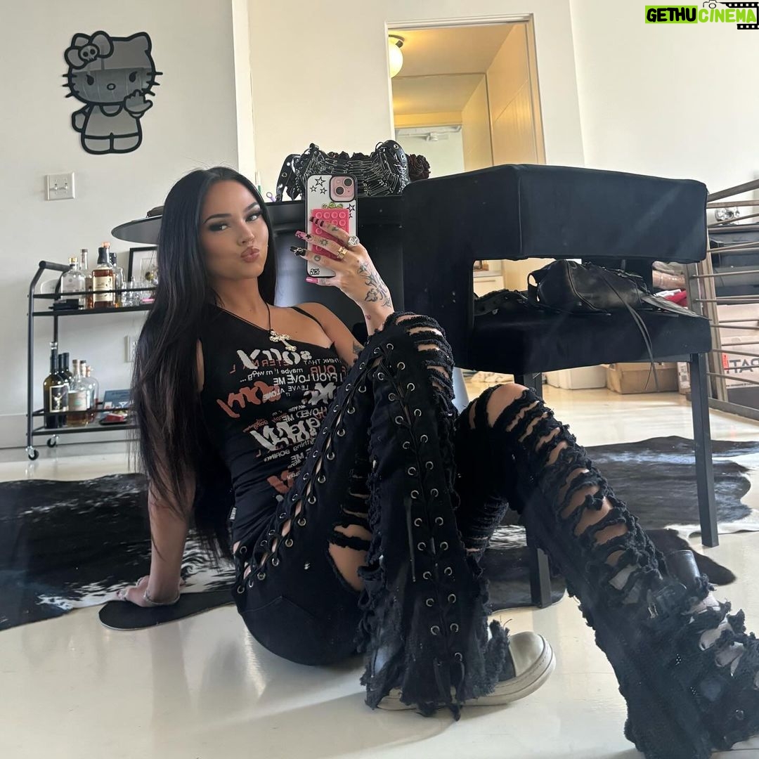 Maggie Lindemann Instagram - HEADSPLIT!!! 3 days!