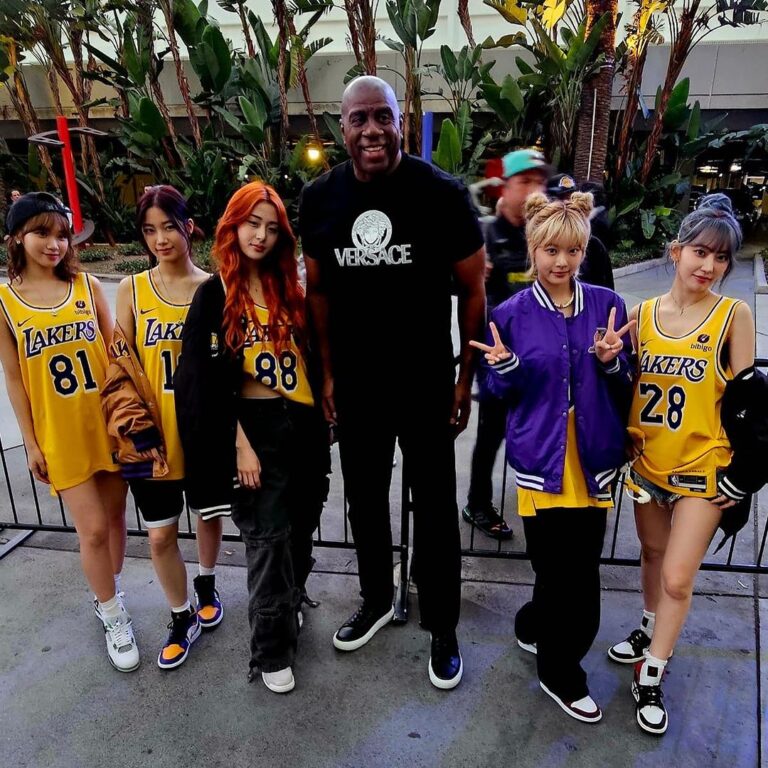 Magic Johnson Instagram - Hanging out with the South Korean K Pop group Le Sserafim before tonight’s Lakers game!