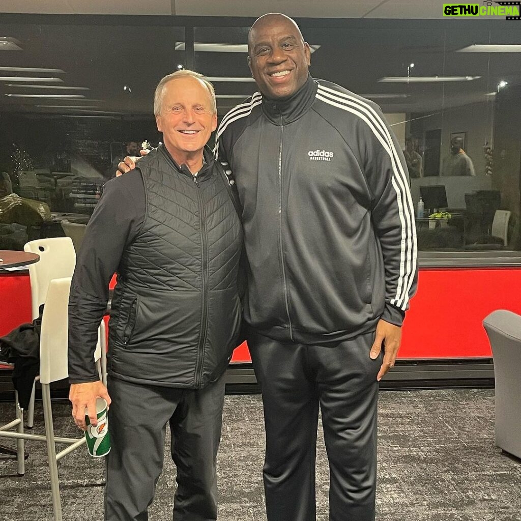 Magic Johnson Instagram - It was really a great pleasure to meet future Hall of Famer and Tennessee Men’s Basketball Coach Rick Barnes at the airport in Lansing, MI after the MSU vs. Tennessee exhibition! Tennessee won 89-88.
