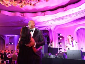Magic Johnson Instagram - To our great friends Angela Bassett and Courtney B. Vance, thank you for hosting last night’s gala and bringing the fun and laughs like always. It wouldn’t have been a party without an epic performance from the legendary 7-time Grammy Award winning artist and the empress of soul Gladys Knight! 

To all of our family, friends, and business partners, thank you for supporting us at this special event and writing checks for a great cause. Sam and LaTanya Jackson, thank you for your contribution and appearance. John and Vicki Palmer, Josh and Marjorie Harris, Judge Greg Mathis and Linda Mathis, Kyle and Brittany Bell, Lakers, Dodgers, LAFC, Mike Triplett and Cigna, Equitrust, JLC, SodexoMagic, Grant Tani Barash & Altman, H.Wood media, and Canyon Partners; We are humbled by the turnout. This is the most successful Ball to End AIDS and the most money raised in the history of the event!

📸: Getty Images