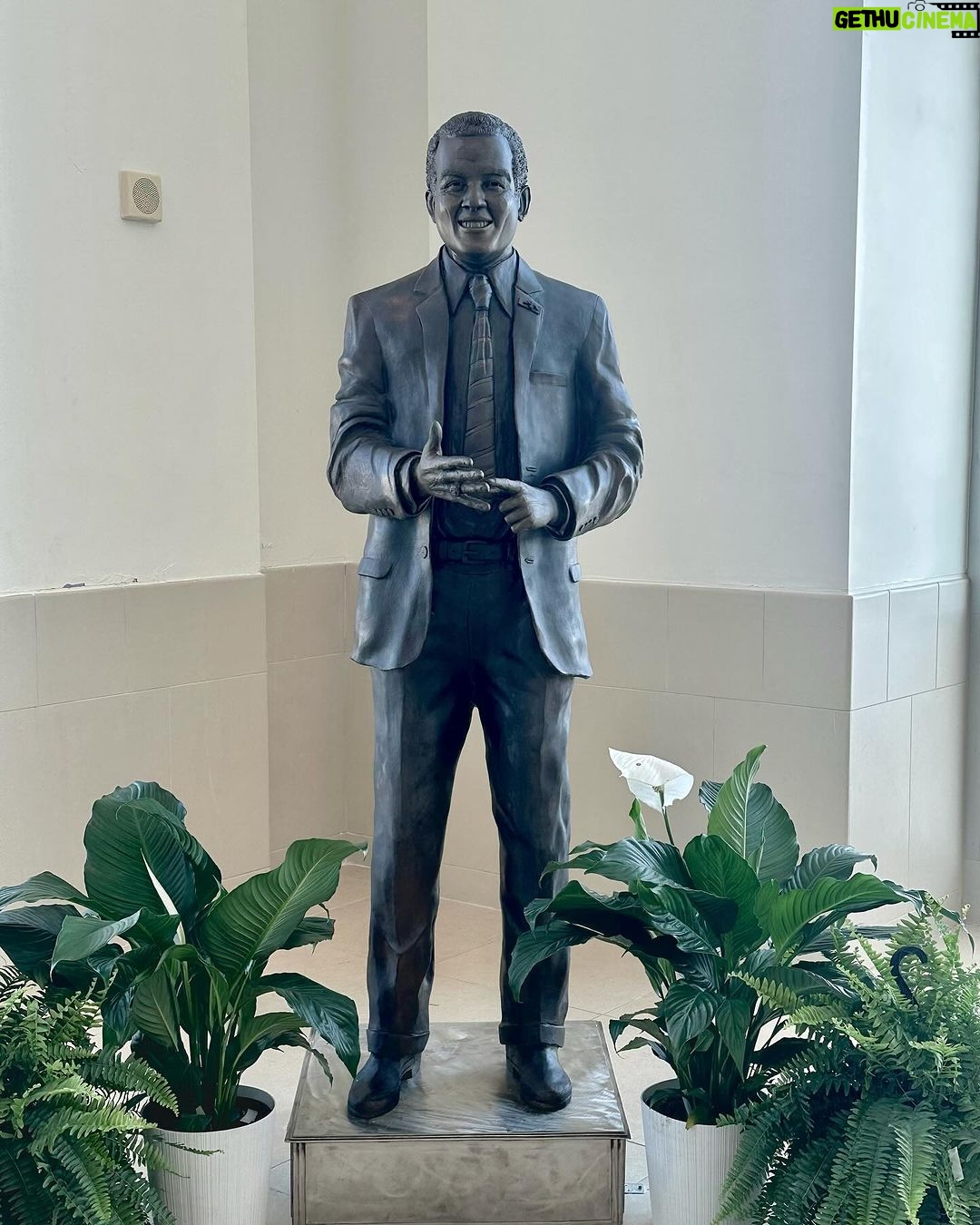 Magic Johnson Instagram - I am so excited that my good friend and legend, Dr. Norman C. Francis has been honored for his incredible contributions to society and Black History with an unveiling of his new statue at Xavier University of Louisiana, where he served as President for nearly half a century! Dr. Francis has touched millions of lives through his commitment to civil rights, education access and economic development. He has left a lasting impact not only on the university and city of New Orleans, but the entire nation. This truly is a fitting tribute during Black History Month! ππ½