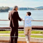 Mahathir Mohamad Instagram - Saya ditemuramah Umar Amirul Shakur Haiccal untuk satu rancangan di YouTube. Umar baru berusia 12 tahun dan minat bolasepak. Tanya Umar, macam mana nak capai umur 97 tahun. Saya jawab kena tunggu lagi 85 tahun lagi lah baru tahu macam mana boleh capai. Dalam temuramah tadi, saya cukup seronok dengar celoteh Umar dan dia begitu petah bercakap. Banyaklah soalan ditanya umpamanya bagaimana saya di zaman bersekolah, apa pesanan ibu saya, kenapa bina KLCC, Putrajaya, KLIA, pandangan bolehkah jadi influencer saja tanpa belajar dan banyak lagi. Umar tanya saya, kenapa ada helmet Star Wars dalam pejabat saya - The Mandalorian dan Darth Vader. Sebenarnya helmet ini dicetak mengguna 3D-printer. Saya berminat dan beli printer ini untuk buat sendiri beberapa barang, cumanya perlu belajar program dan sabar tunggu hingga siap. Kalau dahulu saya ukir kayu guna pisau dan tangan, sekarang semuanya pakai mesin. Lebih mudah. Cuma perlu faham dan mahir untuk program mesin saja. Semasa bergambar di hujung temuramah, Umar minta posing dengan “mini love”. Sengaja saya usik minta jelaskan apa itu “mini love”. Yang saya faham, rapatkan ibu jari dan jari telunjuk tu itu simbol minta duit! Umar terangkan simbol love asalnya besar, kena guna dua tangan untuk cantum jadikan love, tapi ada orang cipta pula simbol love dengan dua jari. Pandai dia menjawab. Saya pesan kepada Umar, rajin-rajinlah belajar supaya masa depan lebih terjamin. Semoga impiannya tercapai suatu hari nanti. InsyaAllah. Perdana Leadership Foundation