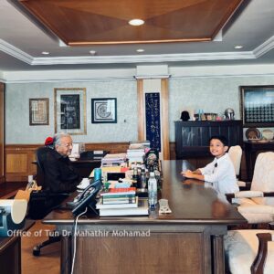 Mahathir Mohamad Instagram - Saya ditemuramah Umar Amirul Shakur Haiccal untuk satu rancangan di YouTube.

Umar baru berusia 12 tahun dan minat bolasepak. 

Tanya Umar, macam mana nak capai umur 97 tahun. Saya jawab kena tunggu lagi 85 tahun lagi lah baru tahu macam mana boleh capai.

Dalam temuramah tadi, saya cukup seronok dengar celoteh Umar dan dia begitu petah bercakap. 

Banyaklah soalan ditanya umpamanya bagaimana saya di zaman bersekolah, apa pesanan ibu saya, kenapa bina KLCC, Putrajaya, KLIA, pandangan bolehkah jadi influencer saja tanpa belajar dan banyak lagi.

Umar tanya saya, kenapa ada helmet Star Wars dalam pejabat saya - The Mandalorian dan Darth Vader.

Sebenarnya helmet ini dicetak mengguna 3D-printer. Saya berminat dan beli printer ini untuk buat sendiri beberapa barang, cumanya perlu belajar program dan sabar tunggu hingga siap. Kalau dahulu saya ukir kayu guna pisau dan tangan, sekarang semuanya  pakai mesin. Lebih mudah. Cuma perlu faham dan mahir untuk program mesin saja.

Semasa bergambar di hujung temuramah, Umar minta posing dengan “mini love”. 

Sengaja saya usik minta jelaskan apa itu “mini love”. Yang saya faham, rapatkan ibu jari dan jari telunjuk tu  itu simbol minta duit!

Umar terangkan simbol love asalnya besar, kena guna dua tangan untuk cantum jadikan love, tapi ada orang cipta pula simbol love dengan dua jari. Pandai dia menjawab.

Saya pesan kepada Umar, rajin-rajinlah belajar supaya masa depan lebih terjamin. Semoga impiannya tercapai suatu hari nanti. InsyaAllah.