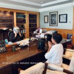 Mahathir Mohamad Instagram - Saya ditemuramah Umar Amirul Shakur Haiccal untuk satu rancangan di YouTube. Umar baru berusia 12 tahun dan minat bolasepak. Tanya Umar, macam mana nak capai umur 97 tahun. Saya jawab kena tunggu lagi 85 tahun lagi lah baru tahu macam mana boleh capai. Dalam temuramah tadi, saya cukup seronok dengar celoteh Umar dan dia begitu petah bercakap. Banyaklah soalan ditanya umpamanya bagaimana saya di zaman bersekolah, apa pesanan ibu saya, kenapa bina KLCC, Putrajaya, KLIA, pandangan bolehkah jadi influencer saja tanpa belajar dan banyak lagi. Umar tanya saya, kenapa ada helmet Star Wars dalam pejabat saya - The Mandalorian dan Darth Vader. Sebenarnya helmet ini dicetak mengguna 3D-printer. Saya berminat dan beli printer ini untuk buat sendiri beberapa barang, cumanya perlu belajar program dan sabar tunggu hingga siap. Kalau dahulu saya ukir kayu guna pisau dan tangan, sekarang semuanya pakai mesin. Lebih mudah. Cuma perlu faham dan mahir untuk program mesin saja. Semasa bergambar di hujung temuramah, Umar minta posing dengan “mini love”. Sengaja saya usik minta jelaskan apa itu “mini love”. Yang saya faham, rapatkan ibu jari dan jari telunjuk tu itu simbol minta duit! Umar terangkan simbol love asalnya besar, kena guna dua tangan untuk cantum jadikan love, tapi ada orang cipta pula simbol love dengan dua jari. Pandai dia menjawab. Saya pesan kepada Umar, rajin-rajinlah belajar supaya masa depan lebih terjamin. Semoga impiannya tercapai suatu hari nanti. InsyaAllah. Perdana Leadership Foundation