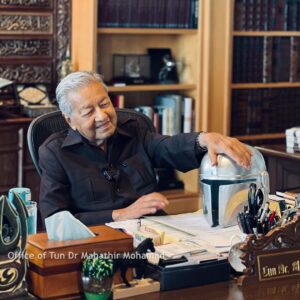 Mahathir Mohamad Instagram - Saya ditemuramah Umar Amirul Shakur Haiccal untuk satu rancangan di YouTube.

Umar baru berusia 12 tahun dan minat bolasepak. 

Tanya Umar, macam mana nak capai umur 97 tahun. Saya jawab kena tunggu lagi 85 tahun lagi lah baru tahu macam mana boleh capai.

Dalam temuramah tadi, saya cukup seronok dengar celoteh Umar dan dia begitu petah bercakap. 

Banyaklah soalan ditanya umpamanya bagaimana saya di zaman bersekolah, apa pesanan ibu saya, kenapa bina KLCC, Putrajaya, KLIA, pandangan bolehkah jadi influencer saja tanpa belajar dan banyak lagi.

Umar tanya saya, kenapa ada helmet Star Wars dalam pejabat saya - The Mandalorian dan Darth Vader.

Sebenarnya helmet ini dicetak mengguna 3D-printer. Saya berminat dan beli printer ini untuk buat sendiri beberapa barang, cumanya perlu belajar program dan sabar tunggu hingga siap. Kalau dahulu saya ukir kayu guna pisau dan tangan, sekarang semuanya  pakai mesin. Lebih mudah. Cuma perlu faham dan mahir untuk program mesin saja.

Semasa bergambar di hujung temuramah, Umar minta posing dengan “mini love”. 

Sengaja saya usik minta jelaskan apa itu “mini love”. Yang saya faham, rapatkan ibu jari dan jari telunjuk tu  itu simbol minta duit!

Umar terangkan simbol love asalnya besar, kena guna dua tangan untuk cantum jadikan love, tapi ada orang cipta pula simbol love dengan dua jari. Pandai dia menjawab.

Saya pesan kepada Umar, rajin-rajinlah belajar supaya masa depan lebih terjamin. Semoga impiannya tercapai suatu hari nanti. InsyaAllah.