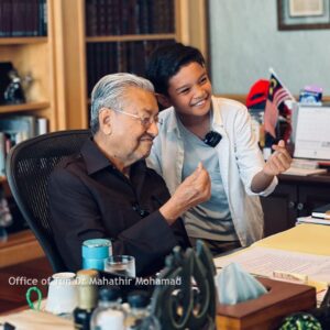 Mahathir Mohamad Instagram - Saya ditemuramah Umar Amirul Shakur Haiccal untuk satu rancangan di YouTube.

Umar baru berusia 12 tahun dan minat bolasepak. 

Tanya Umar, macam mana nak capai umur 97 tahun. Saya jawab kena tunggu lagi 85 tahun lagi lah baru tahu macam mana boleh capai.

Dalam temuramah tadi, saya cukup seronok dengar celoteh Umar dan dia begitu petah bercakap. 

Banyaklah soalan ditanya umpamanya bagaimana saya di zaman bersekolah, apa pesanan ibu saya, kenapa bina KLCC, Putrajaya, KLIA, pandangan bolehkah jadi influencer saja tanpa belajar dan banyak lagi.

Umar tanya saya, kenapa ada helmet Star Wars dalam pejabat saya - The Mandalorian dan Darth Vader.

Sebenarnya helmet ini dicetak mengguna 3D-printer. Saya berminat dan beli printer ini untuk buat sendiri beberapa barang, cumanya perlu belajar program dan sabar tunggu hingga siap. Kalau dahulu saya ukir kayu guna pisau dan tangan, sekarang semuanya  pakai mesin. Lebih mudah. Cuma perlu faham dan mahir untuk program mesin saja.

Semasa bergambar di hujung temuramah, Umar minta posing dengan “mini love”. 

Sengaja saya usik minta jelaskan apa itu “mini love”. Yang saya faham, rapatkan ibu jari dan jari telunjuk tu  itu simbol minta duit!

Umar terangkan simbol love asalnya besar, kena guna dua tangan untuk cantum jadikan love, tapi ada orang cipta pula simbol love dengan dua jari. Pandai dia menjawab.

Saya pesan kepada Umar, rajin-rajinlah belajar supaya masa depan lebih terjamin. Semoga impiannya tercapai suatu hari nanti. InsyaAllah.