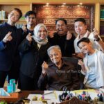 Mahathir Mohamad Instagram - Saya ditemuramah Umar Amirul Shakur Haiccal untuk satu rancangan di YouTube. Umar baru berusia 12 tahun dan minat bolasepak. Tanya Umar, macam mana nak capai umur 97 tahun. Saya jawab kena tunggu lagi 85 tahun lagi lah baru tahu macam mana boleh capai. Dalam temuramah tadi, saya cukup seronok dengar celoteh Umar dan dia begitu petah bercakap. Banyaklah soalan ditanya umpamanya bagaimana saya di zaman bersekolah, apa pesanan ibu saya, kenapa bina KLCC, Putrajaya, KLIA, pandangan bolehkah jadi influencer saja tanpa belajar dan banyak lagi. Umar tanya saya, kenapa ada helmet Star Wars dalam pejabat saya - The Mandalorian dan Darth Vader. Sebenarnya helmet ini dicetak mengguna 3D-printer. Saya berminat dan beli printer ini untuk buat sendiri beberapa barang, cumanya perlu belajar program dan sabar tunggu hingga siap. Kalau dahulu saya ukir kayu guna pisau dan tangan, sekarang semuanya pakai mesin. Lebih mudah. Cuma perlu faham dan mahir untuk program mesin saja. Semasa bergambar di hujung temuramah, Umar minta posing dengan “mini love”. Sengaja saya usik minta jelaskan apa itu “mini love”. Yang saya faham, rapatkan ibu jari dan jari telunjuk tu itu simbol minta duit! Umar terangkan simbol love asalnya besar, kena guna dua tangan untuk cantum jadikan love, tapi ada orang cipta pula simbol love dengan dua jari. Pandai dia menjawab. Saya pesan kepada Umar, rajin-rajinlah belajar supaya masa depan lebih terjamin. Semoga impiannya tercapai suatu hari nanti. InsyaAllah. Perdana Leadership Foundation