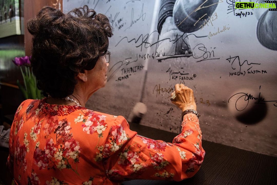 Mahathir Mohamad Instagram - Hujung minggu baru ini saya dan Hasmah meluangkan masa bersama sebahagian bekas warga kerja Pejabat Perdana Menteri. Mereka bersama saya ketika kali pertama dan kedua saya berkhidmat sebagai PM. Setelah 42 tahun berlalu, sudah pasti ada yang sudah pergi dijemput Allah. Ada juga yang masih berkhidmat di pejabat saya hingga ke hari ini. Saya gembira dapat bersama dengan mereka semua. Semestinya banyak kenangan lalu ketika sama-sama berkhidmat untuk bangunkan negara. Ya, Malaysia membangun dari negara pertanian ke negara industri adalah hasil kerja kuat baik pemimpin dan juga kakitangan pejabat. Tanpa usaha yang gigih, kita tidak mungkin capai kemajuan hari ini. Kejayaan ini adalah kejayaan bersama. Alhamdulillah dan terima kasih kepada semua yang bersama semasa susah mahupun senang. Semoga jumpa lagi. Taman Ekuestrian Putrajaya
