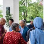 Mahathir Mohamad Instagram – Hujung minggu baru ini saya dan Hasmah meluangkan masa bersama sebahagian bekas warga kerja Pejabat Perdana Menteri.

Mereka bersama saya ketika kali pertama dan kedua saya berkhidmat sebagai PM. 

Setelah 42 tahun berlalu, sudah pasti ada yang sudah pergi dijemput Allah. Ada juga yang masih berkhidmat di pejabat saya hingga ke hari ini.

Saya gembira dapat bersama dengan mereka semua.

Semestinya banyak kenangan lalu ketika sama-sama berkhidmat untuk bangunkan negara. Ya, Malaysia membangun dari negara pertanian ke negara industri adalah hasil kerja kuat baik pemimpin dan juga kakitangan pejabat. Tanpa usaha yang gigih, kita tidak mungkin capai kemajuan hari ini. Kejayaan ini adalah kejayaan bersama. 

Alhamdulillah dan terima kasih kepada semua yang bersama semasa susah mahupun senang. Semoga jumpa lagi. Taman Ekuestrian Putrajaya