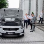 Mahathir Mohamad Instagram - Pagi tadi DRB-Hicom telah perkenalkan sebuah kereta elektrik ‘Polestar 2’ kepada saya. Ini adalah sebuah kereta yang diusahakan oleh Geely, rakan usahasama PROTON. Saya difahamkan yang dengan sekali cas ianya boleh capai sehingga 400KM. Sekali cas mencukupi untuk guna kereta ini seperti biasa. Bagi cas semula pula hanya perlu kurang dari 2 jam untuk dapat 100% bekalan penuh. Jika cas gunakan kuasa elektrik di rumah, ianya mengambil masa selama kurang lebih 7 jam. Tetapi sekarang ini tidak susah kerana sudah terdapat lebih 1000 stesyen di seluruh negara, tidak timbul masalah untuk mengecas kenderaan di mana sahaja. Di kebanyakan negara Kerajaan memberi insentif kepada pembeli kereta letrik. Saya dapati di masa hadapan kenderaan sebegini menjadi pilihan kerana kurang pencemaran. Namun kita perlu ingat walaupun kereta tidak cemarkan udara, bekalan elektrik yang datang dari stesyen janakuasa juga mencemarkan udara. Kereta elektrik belum sampai lagi ke tahap bebas pencemaran udara. Akhirnya mungkin kita terpaksa guna kereta hidrogen, itupun terdapat juga masalah lain yang perlu diuji dan diselesaikan. Sementara itu, untuk bersihkan iklim dalam bandar, kereta eletrik masih menjadi pilihan. Pada pandangan saya dari segi rekabentuk, kereta ini amat canggih. Kereta ini tiada tempat simpan enjin yang besar, sebaliknya ia dijadikan tempat penyimpan barang. Ciri-ciri rekabentuk dalaman juga kemas dan futuristik, di mana segala kawalan dan tetapan boleh dibuat dengan sentuhan ’tablet’. Sudah tidak ada lagi suis atau tombol di dashboard seperti kereta biasa. Saya harap pihak PROTON dapat majukan projek sebegini supaya satu masa nanti PROTON juga dapat keluarkan kereta elektrik tersendiri. Malaysia