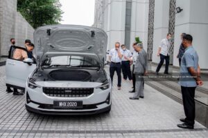Mahathir Mohamad Instagram - Pagi tadi DRB-Hicom telah perkenalkan sebuah kereta elektrik ‘Polestar 2’ kepada saya. Ini adalah sebuah kereta yang diusahakan oleh Geely, rakan usahasama PROTON. 
 
Saya difahamkan yang dengan sekali cas ianya boleh capai sehingga 400KM. Sekali cas mencukupi untuk guna kereta ini seperti biasa. Bagi cas semula pula hanya perlu kurang dari 2 jam untuk dapat 100% bekalan penuh. Jika cas gunakan kuasa elektrik di rumah, ianya mengambil masa selama kurang lebih 7 jam. Tetapi sekarang ini tidak susah kerana sudah terdapat lebih 1000 stesyen di seluruh negara, tidak timbul masalah untuk mengecas kenderaan di mana sahaja.
 
Di kebanyakan negara Kerajaan memberi insentif kepada pembeli kereta letrik. Saya dapati di masa hadapan kenderaan sebegini menjadi pilihan kerana kurang pencemaran. Namun kita perlu ingat walaupun kereta tidak cemarkan udara, bekalan elektrik yang datang dari stesyen janakuasa juga mencemarkan udara. Kereta elektrik belum sampai lagi ke tahap bebas pencemaran udara. Akhirnya mungkin kita terpaksa guna kereta hidrogen, itupun terdapat juga masalah lain yang perlu diuji dan diselesaikan. Sementara itu, untuk bersihkan iklim dalam bandar, kereta eletrik masih menjadi pilihan. 
 
Pada pandangan saya dari segi rekabentuk, kereta ini amat canggih. Kereta ini tiada tempat simpan enjin yang besar, sebaliknya ia dijadikan tempat penyimpan barang. Ciri-ciri rekabentuk dalaman juga kemas dan futuristik, di mana segala kawalan dan tetapan boleh dibuat dengan sentuhan ’tablet’. Sudah tidak ada lagi suis atau tombol di dashboard seperti kereta biasa.
 
Saya harap pihak PROTON dapat majukan projek sebegini supaya satu masa nanti PROTON juga dapat keluarkan kereta elektrik tersendiri.