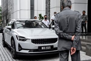 Mahathir Mohamad Instagram - Pagi tadi DRB-Hicom telah perkenalkan sebuah kereta elektrik ‘Polestar 2’ kepada saya. Ini adalah sebuah kereta yang diusahakan oleh Geely, rakan usahasama PROTON. 
 
Saya difahamkan yang dengan sekali cas ianya boleh capai sehingga 400KM. Sekali cas mencukupi untuk guna kereta ini seperti biasa. Bagi cas semula pula hanya perlu kurang dari 2 jam untuk dapat 100% bekalan penuh. Jika cas gunakan kuasa elektrik di rumah, ianya mengambil masa selama kurang lebih 7 jam. Tetapi sekarang ini tidak susah kerana sudah terdapat lebih 1000 stesyen di seluruh negara, tidak timbul masalah untuk mengecas kenderaan di mana sahaja.
 
Di kebanyakan negara Kerajaan memberi insentif kepada pembeli kereta letrik. Saya dapati di masa hadapan kenderaan sebegini menjadi pilihan kerana kurang pencemaran. Namun kita perlu ingat walaupun kereta tidak cemarkan udara, bekalan elektrik yang datang dari stesyen janakuasa juga mencemarkan udara. Kereta elektrik belum sampai lagi ke tahap bebas pencemaran udara. Akhirnya mungkin kita terpaksa guna kereta hidrogen, itupun terdapat juga masalah lain yang perlu diuji dan diselesaikan. Sementara itu, untuk bersihkan iklim dalam bandar, kereta eletrik masih menjadi pilihan. 
 
Pada pandangan saya dari segi rekabentuk, kereta ini amat canggih. Kereta ini tiada tempat simpan enjin yang besar, sebaliknya ia dijadikan tempat penyimpan barang. Ciri-ciri rekabentuk dalaman juga kemas dan futuristik, di mana segala kawalan dan tetapan boleh dibuat dengan sentuhan ’tablet’. Sudah tidak ada lagi suis atau tombol di dashboard seperti kereta biasa.
 
Saya harap pihak PROTON dapat majukan projek sebegini supaya satu masa nanti PROTON juga dapat keluarkan kereta elektrik tersendiri.