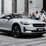 Mahathir Mohamad Instagram - Pagi tadi DRB-Hicom telah perkenalkan sebuah kereta elektrik ‘Polestar 2’ kepada saya. Ini adalah sebuah kereta yang diusahakan oleh Geely, rakan usahasama PROTON. Saya difahamkan yang dengan sekali cas ianya boleh capai sehingga 400KM. Sekali cas mencukupi untuk guna kereta ini seperti biasa. Bagi cas semula pula hanya perlu kurang dari 2 jam untuk dapat 100% bekalan penuh. Jika cas gunakan kuasa elektrik di rumah, ianya mengambil masa selama kurang lebih 7 jam. Tetapi sekarang ini tidak susah kerana sudah terdapat lebih 1000 stesyen di seluruh negara, tidak timbul masalah untuk mengecas kenderaan di mana sahaja. Di kebanyakan negara Kerajaan memberi insentif kepada pembeli kereta letrik. Saya dapati di masa hadapan kenderaan sebegini menjadi pilihan kerana kurang pencemaran. Namun kita perlu ingat walaupun kereta tidak cemarkan udara, bekalan elektrik yang datang dari stesyen janakuasa juga mencemarkan udara. Kereta elektrik belum sampai lagi ke tahap bebas pencemaran udara. Akhirnya mungkin kita terpaksa guna kereta hidrogen, itupun terdapat juga masalah lain yang perlu diuji dan diselesaikan. Sementara itu, untuk bersihkan iklim dalam bandar, kereta eletrik masih menjadi pilihan. Pada pandangan saya dari segi rekabentuk, kereta ini amat canggih. Kereta ini tiada tempat simpan enjin yang besar, sebaliknya ia dijadikan tempat penyimpan barang. Ciri-ciri rekabentuk dalaman juga kemas dan futuristik, di mana segala kawalan dan tetapan boleh dibuat dengan sentuhan ’tablet’. Sudah tidak ada lagi suis atau tombol di dashboard seperti kereta biasa. Saya harap pihak PROTON dapat majukan projek sebegini supaya satu masa nanti PROTON juga dapat keluarkan kereta elektrik tersendiri. Malaysia