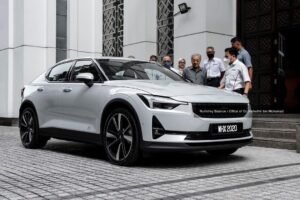 Mahathir Mohamad Instagram - Pagi tadi DRB-Hicom telah perkenalkan sebuah kereta elektrik ‘Polestar 2’ kepada saya. Ini adalah sebuah kereta yang diusahakan oleh Geely, rakan usahasama PROTON. 
 
Saya difahamkan yang dengan sekali cas ianya boleh capai sehingga 400KM. Sekali cas mencukupi untuk guna kereta ini seperti biasa. Bagi cas semula pula hanya perlu kurang dari 2 jam untuk dapat 100% bekalan penuh. Jika cas gunakan kuasa elektrik di rumah, ianya mengambil masa selama kurang lebih 7 jam. Tetapi sekarang ini tidak susah kerana sudah terdapat lebih 1000 stesyen di seluruh negara, tidak timbul masalah untuk mengecas kenderaan di mana sahaja.
 
Di kebanyakan negara Kerajaan memberi insentif kepada pembeli kereta letrik. Saya dapati di masa hadapan kenderaan sebegini menjadi pilihan kerana kurang pencemaran. Namun kita perlu ingat walaupun kereta tidak cemarkan udara, bekalan elektrik yang datang dari stesyen janakuasa juga mencemarkan udara. Kereta elektrik belum sampai lagi ke tahap bebas pencemaran udara. Akhirnya mungkin kita terpaksa guna kereta hidrogen, itupun terdapat juga masalah lain yang perlu diuji dan diselesaikan. Sementara itu, untuk bersihkan iklim dalam bandar, kereta eletrik masih menjadi pilihan. 
 
Pada pandangan saya dari segi rekabentuk, kereta ini amat canggih. Kereta ini tiada tempat simpan enjin yang besar, sebaliknya ia dijadikan tempat penyimpan barang. Ciri-ciri rekabentuk dalaman juga kemas dan futuristik, di mana segala kawalan dan tetapan boleh dibuat dengan sentuhan ’tablet’. Sudah tidak ada lagi suis atau tombol di dashboard seperti kereta biasa.
 
Saya harap pihak PROTON dapat majukan projek sebegini supaya satu masa nanti PROTON juga dapat keluarkan kereta elektrik tersendiri.