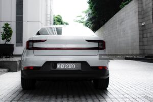 Mahathir Mohamad Instagram - Pagi tadi DRB-Hicom telah perkenalkan sebuah kereta elektrik ‘Polestar 2’ kepada saya. Ini adalah sebuah kereta yang diusahakan oleh Geely, rakan usahasama PROTON. 
 
Saya difahamkan yang dengan sekali cas ianya boleh capai sehingga 400KM. Sekali cas mencukupi untuk guna kereta ini seperti biasa. Bagi cas semula pula hanya perlu kurang dari 2 jam untuk dapat 100% bekalan penuh. Jika cas gunakan kuasa elektrik di rumah, ianya mengambil masa selama kurang lebih 7 jam. Tetapi sekarang ini tidak susah kerana sudah terdapat lebih 1000 stesyen di seluruh negara, tidak timbul masalah untuk mengecas kenderaan di mana sahaja.
 
Di kebanyakan negara Kerajaan memberi insentif kepada pembeli kereta letrik. Saya dapati di masa hadapan kenderaan sebegini menjadi pilihan kerana kurang pencemaran. Namun kita perlu ingat walaupun kereta tidak cemarkan udara, bekalan elektrik yang datang dari stesyen janakuasa juga mencemarkan udara. Kereta elektrik belum sampai lagi ke tahap bebas pencemaran udara. Akhirnya mungkin kita terpaksa guna kereta hidrogen, itupun terdapat juga masalah lain yang perlu diuji dan diselesaikan. Sementara itu, untuk bersihkan iklim dalam bandar, kereta eletrik masih menjadi pilihan. 
 
Pada pandangan saya dari segi rekabentuk, kereta ini amat canggih. Kereta ini tiada tempat simpan enjin yang besar, sebaliknya ia dijadikan tempat penyimpan barang. Ciri-ciri rekabentuk dalaman juga kemas dan futuristik, di mana segala kawalan dan tetapan boleh dibuat dengan sentuhan ’tablet’. Sudah tidak ada lagi suis atau tombol di dashboard seperti kereta biasa.
 
Saya harap pihak PROTON dapat majukan projek sebegini supaya satu masa nanti PROTON juga dapat keluarkan kereta elektrik tersendiri.