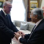 Mahathir Mohamad Instagram - Dr Mahathir was yesterday received by the President of the Republic of Turkiye, H.E Recep Tayyip Erdogan and Dr Siti Hasmah by the First Lady, Emine Erdogan at the Presidential Complex in Ankara. The meeting lasted for an hour and discussions centered what was pursued during the KL Summit in 2019 and how it had panned out since. Pursuant to the discussion, President Erdogan said he was keen to have a similar conference, the Istanbul Summit to further tap the potentials that had been identified and pursued in the KL Summit. President Erdogan then proposed that the Istanbul Summit be held in either September or October this year to which Dr Mahathir agreed to. President Erdogan said he would like Dr Mahathir as well as the KL Summit team to partner his Turkish side to collaborate in the proposed Istanbul Summit. Dr Mahathir also took the opportunity to congratulate President Erdogan on his success to retain his presidency in the recent Turkish elections. Apart from that, Dr Mahathir also expressed his condolences to the victims of the earthquake which devastated several provinces in the republic which also killed thousands of citizens of the nation. There were also a lot of discussions on the fate of the Muslim ummah and the need to help assist Muslims and their nations which are facing hardship and wars. Dr Mahathir also acknowledged, given Turkiye’s rapid development and progress in various fields, it can be the model nation for other Muslim countries. [Admin] Credit photo: Presidency of the Republic of Turkiye