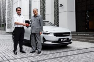 Mahathir Mohamad Instagram - Pagi tadi DRB-Hicom telah perkenalkan sebuah kereta elektrik ‘Polestar 2’ kepada saya. Ini adalah sebuah kereta yang diusahakan oleh Geely, rakan usahasama PROTON. 
 
Saya difahamkan yang dengan sekali cas ianya boleh capai sehingga 400KM. Sekali cas mencukupi untuk guna kereta ini seperti biasa. Bagi cas semula pula hanya perlu kurang dari 2 jam untuk dapat 100% bekalan penuh. Jika cas gunakan kuasa elektrik di rumah, ianya mengambil masa selama kurang lebih 7 jam. Tetapi sekarang ini tidak susah kerana sudah terdapat lebih 1000 stesyen di seluruh negara, tidak timbul masalah untuk mengecas kenderaan di mana sahaja.
 
Di kebanyakan negara Kerajaan memberi insentif kepada pembeli kereta letrik. Saya dapati di masa hadapan kenderaan sebegini menjadi pilihan kerana kurang pencemaran. Namun kita perlu ingat walaupun kereta tidak cemarkan udara, bekalan elektrik yang datang dari stesyen janakuasa juga mencemarkan udara. Kereta elektrik belum sampai lagi ke tahap bebas pencemaran udara. Akhirnya mungkin kita terpaksa guna kereta hidrogen, itupun terdapat juga masalah lain yang perlu diuji dan diselesaikan. Sementara itu, untuk bersihkan iklim dalam bandar, kereta eletrik masih menjadi pilihan. 
 
Pada pandangan saya dari segi rekabentuk, kereta ini amat canggih. Kereta ini tiada tempat simpan enjin yang besar, sebaliknya ia dijadikan tempat penyimpan barang. Ciri-ciri rekabentuk dalaman juga kemas dan futuristik, di mana segala kawalan dan tetapan boleh dibuat dengan sentuhan ’tablet’. Sudah tidak ada lagi suis atau tombol di dashboard seperti kereta biasa.
 
Saya harap pihak PROTON dapat majukan projek sebegini supaya satu masa nanti PROTON juga dapat keluarkan kereta elektrik tersendiri.