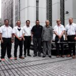 Mahathir Mohamad Instagram - Pagi tadi DRB-Hicom telah perkenalkan sebuah kereta elektrik ‘Polestar 2’ kepada saya. Ini adalah sebuah kereta yang diusahakan oleh Geely, rakan usahasama PROTON. Saya difahamkan yang dengan sekali cas ianya boleh capai sehingga 400KM. Sekali cas mencukupi untuk guna kereta ini seperti biasa. Bagi cas semula pula hanya perlu kurang dari 2 jam untuk dapat 100% bekalan penuh. Jika cas gunakan kuasa elektrik di rumah, ianya mengambil masa selama kurang lebih 7 jam. Tetapi sekarang ini tidak susah kerana sudah terdapat lebih 1000 stesyen di seluruh negara, tidak timbul masalah untuk mengecas kenderaan di mana sahaja. Di kebanyakan negara Kerajaan memberi insentif kepada pembeli kereta letrik. Saya dapati di masa hadapan kenderaan sebegini menjadi pilihan kerana kurang pencemaran. Namun kita perlu ingat walaupun kereta tidak cemarkan udara, bekalan elektrik yang datang dari stesyen janakuasa juga mencemarkan udara. Kereta elektrik belum sampai lagi ke tahap bebas pencemaran udara. Akhirnya mungkin kita terpaksa guna kereta hidrogen, itupun terdapat juga masalah lain yang perlu diuji dan diselesaikan. Sementara itu, untuk bersihkan iklim dalam bandar, kereta eletrik masih menjadi pilihan. Pada pandangan saya dari segi rekabentuk, kereta ini amat canggih. Kereta ini tiada tempat simpan enjin yang besar, sebaliknya ia dijadikan tempat penyimpan barang. Ciri-ciri rekabentuk dalaman juga kemas dan futuristik, di mana segala kawalan dan tetapan boleh dibuat dengan sentuhan ’tablet’. Sudah tidak ada lagi suis atau tombol di dashboard seperti kereta biasa. Saya harap pihak PROTON dapat majukan projek sebegini supaya satu masa nanti PROTON juga dapat keluarkan kereta elektrik tersendiri. Malaysia