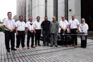 Mahathir Mohamad Instagram - Pagi tadi DRB-Hicom telah perkenalkan sebuah kereta elektrik ‘Polestar 2’ kepada saya. Ini adalah sebuah kereta yang diusahakan oleh Geely, rakan usahasama PROTON. 
 
Saya difahamkan yang dengan sekali cas ianya boleh capai sehingga 400KM. Sekali cas mencukupi untuk guna kereta ini seperti biasa. Bagi cas semula pula hanya perlu kurang dari 2 jam untuk dapat 100% bekalan penuh. Jika cas gunakan kuasa elektrik di rumah, ianya mengambil masa selama kurang lebih 7 jam. Tetapi sekarang ini tidak susah kerana sudah terdapat lebih 1000 stesyen di seluruh negara, tidak timbul masalah untuk mengecas kenderaan di mana sahaja.
 
Di kebanyakan negara Kerajaan memberi insentif kepada pembeli kereta letrik. Saya dapati di masa hadapan kenderaan sebegini menjadi pilihan kerana kurang pencemaran. Namun kita perlu ingat walaupun kereta tidak cemarkan udara, bekalan elektrik yang datang dari stesyen janakuasa juga mencemarkan udara. Kereta elektrik belum sampai lagi ke tahap bebas pencemaran udara. Akhirnya mungkin kita terpaksa guna kereta hidrogen, itupun terdapat juga masalah lain yang perlu diuji dan diselesaikan. Sementara itu, untuk bersihkan iklim dalam bandar, kereta eletrik masih menjadi pilihan. 
 
Pada pandangan saya dari segi rekabentuk, kereta ini amat canggih. Kereta ini tiada tempat simpan enjin yang besar, sebaliknya ia dijadikan tempat penyimpan barang. Ciri-ciri rekabentuk dalaman juga kemas dan futuristik, di mana segala kawalan dan tetapan boleh dibuat dengan sentuhan ’tablet’. Sudah tidak ada lagi suis atau tombol di dashboard seperti kereta biasa.
 
Saya harap pihak PROTON dapat majukan projek sebegini supaya satu masa nanti PROTON juga dapat keluarkan kereta elektrik tersendiri.