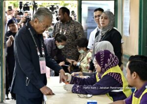 Mahathir Mohamad Instagram - Alhamdulillah, saya dan Hasmah selesai membuang undi di Sekolah Kebangsaan Titi Gajah, Alor Setar pagi tadi. Kami mengundi bagi kawasan parlimen Kuala Kedah.

#PRU15
